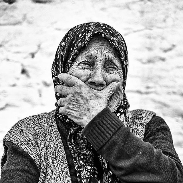 Oğlu rus qızına qoşulub gedən yaşlı qadın küçədə qaldı -Ürəkdağlayan görüntü