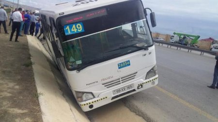 Bakıda marşrut avtobusu drenaj kanalına düşdü - FOTO