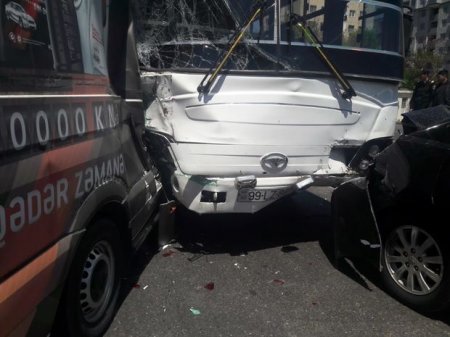 Bakıda avtobus avtomobillə toqquşdu, sərnişin xəsarət aldı