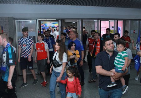 Bakı metrosunda problem - Sərnişinlər stansiyaya daxil ola bilməyib