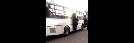 Avtobus 1 saat gecikdi, sərnişinlərlə sürücü arasında gərginlik yaşandı