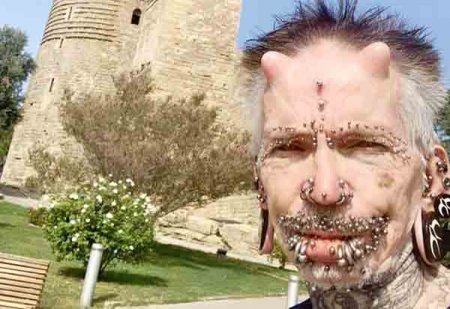 Bakıda diqqətçəkən "buynuzlu" turistin dodağında 94 pirsinq var - Foto