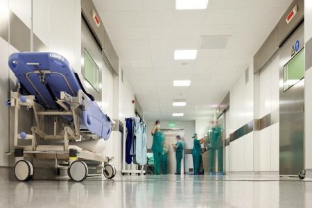 Qayınata və qayınana gəlini kasıb olduğuna görə döyüb xəstəxanalıq etdilər