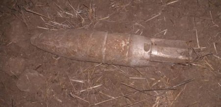 Cəbhə xəttinə yaxın əkin sahəsində top mərmisi tapıldı - FOTO