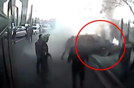 Bakıda avtomobil qəzaya düşüb yandı - Yol polisləri söndürdü - VİDEO