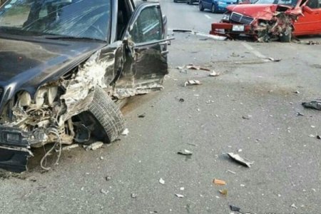 Bakıda iki "Mercedes" toqquşdu - ölənlər və yaralananlar var