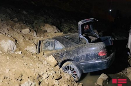 Bibiheybət məscidinin yaxınlığındakBibiheybət məscidinin yaxınlığındakı yolun çökmə anının VİDEOSUı yolun çökmə anının VİDEOSU