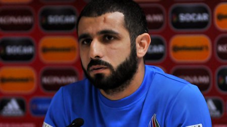 Rəşad Sadıqovla azarkeş arasında gərginlik: "Başın gedib sənin?" – Video
