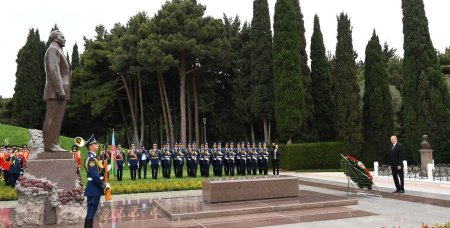 İlham Əliyev və xanımı Fəxri xiyabanı ziyarət edib