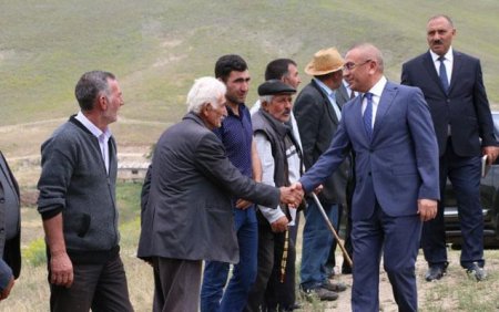 Şəmkirin icra başçısı küçəyə çıxıb insanların əlindən öpür - FOTO