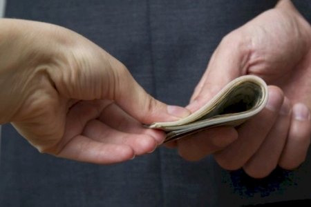 Daha bir məmur saxlanıldı - Azərbaycanlıdan rüşvət alıb