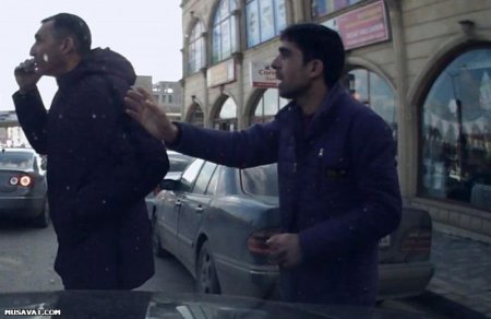 Jurnalist Bakıda özünü maşına qəsdən çırpan şəxsləri ifşa etdi — VİDEO/FOTOLAR
