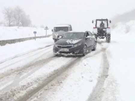 Qarlı hava üzündən avtomobillər yolda qalıblar