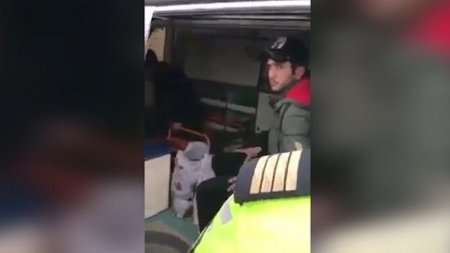 Təcili tibbi yardım maşınında Bakıya sərnişin daşınır - VİDEO