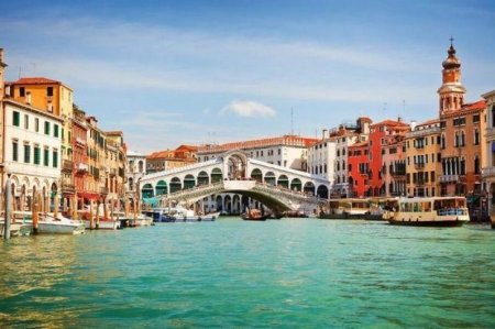 Venesiyada kanalda çimən turistlər cərimə edilib şəhərdən qovuldu