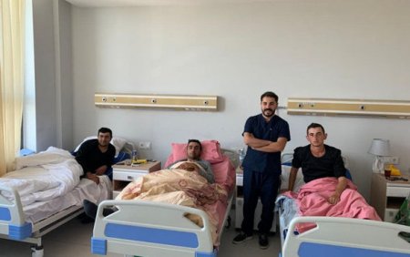 Yaralı əsgərlərə kömək edən cərrah: “Dedi, övladımı qucağıma almamışam, qolumu kəsmə” - FOTO