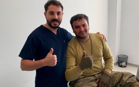 Yaralı əsgərlərə kömək edən cərrah: “Dedi, övladımı qucağıma almamışam, qolumu kəsmə” - FOTO