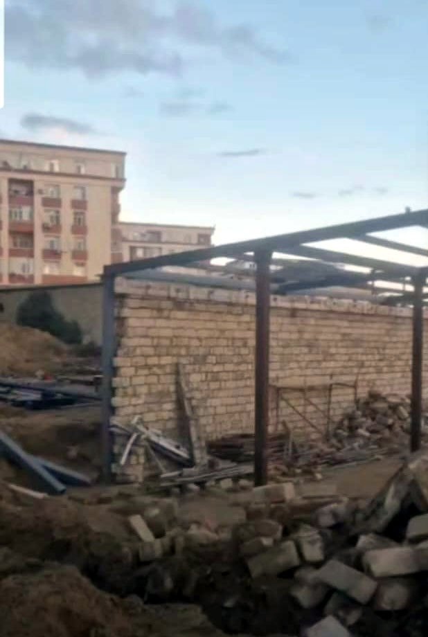 Binəqədi rayonunda yüksək gərginlik xətlərin altında qanunsuz tikinti kimlərə məhsusdur (VİDEO, FOTO)